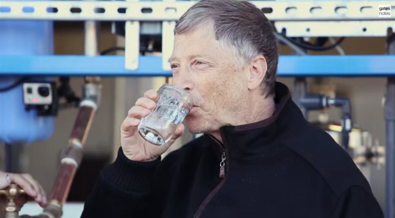 Bill Gates pije vodu, která je�t� p�ed p�ti minutami byla sou�ástí lidských...