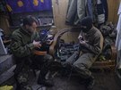 Bojovníci ukrajinského dobrovolnického praporu istí své zbran v krytu v obci...