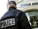 Policista ped sídlem redakce francouzského satirického týdeníku Charlie Hebdo....