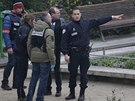 Francouztí policisté na míst útoku na redakci satirického týdeníku Charlie...