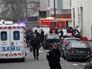 Záchranáři na místě útoku na redakci satirického týdeníku Charlie Hebdo (7....