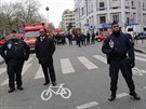 Francouztí policisté nedaleko místa útoku na redakci asopisu Charlie Hebdo...
