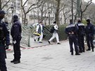 Francouztí policisté nedaleko místa útoku na redakci asopisu Charlie Hebdo...