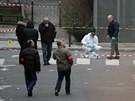 Francouztí vyetovatelé na míst útoku na redakci týdeníku Charlie Hebdo (7....