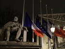 Vlajky ped francouzským parlamentem vlají po útoku na redakci satirického...