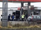 Francouztí policisté prohledávají benzinku 80 kilometr severovýchodn od...
