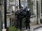 Zásahová jednotka francouzské policie prohledává msto Longpont severn od...