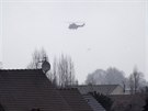Policejní vrtulník nad mstem Dammartin-en-Goële severn od Paíe (9. ledna...