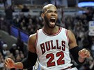 VÍTZNÝ EV. Taj Gibson z Chicaga se raduje v utkání s Denverem.