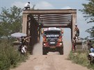 eský závodník Ale Loprais s kamionem MAN na trati Rallye Dakar.