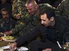 Syrský prezident Baár Asad jí s vojáky (31. prosince 2014).