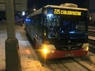 Problémy na cestách. Stojící autobus na Skuteckého ulici v Praze.