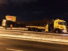 Problémy na cestách. Pevrácený kamion na Kolbenov ulici v Praze.