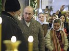 Ruský prezident Vladimír Putin bhem vánoní bohosluby v pravoslavném kostele...