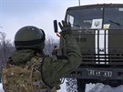 Proruský separatista zastavuje nákladní vz z konvoje ukrajinské armády u...