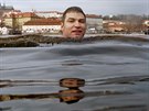 Tíkráloví otuilci pi tradiním plavání ve Vltav