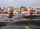 Tíkráloví otuilci pi tradiním plavání ve Vltav