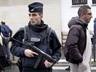 Francouzský policista ped Velkou meitou v Paíi (9. ledna 2015)