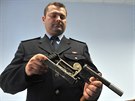 Policista Stanislav Rosa ukazuje podomácku vyrobenou zbra odevzdanou v rámci...