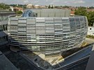 Futuristická budova Ústavu organické chemie a biochemie v Dejvicích pila na...