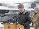 Ukrajinská armáda nedaleko ytomyru pevzala nové zbran, obrnné transportéry...