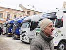 Kamiony pro pepravu pomoci zajistil majitel jablonské firmy Kvido tpánek.