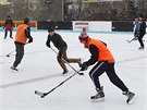 Pro amatérské hokejisty i veejnost je tato zima na telském zimním stadionku...