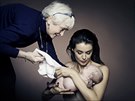 Iva Kubelková při focení snímku s miminkem z kojeneckého ústavu.
