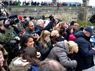 Lidé sledují otuilce ve Vltav