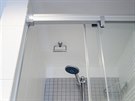 Sprchový kout má jednu specialitu - ke stropu je pipevnn hák, na který si...