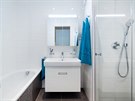 Koupelnu opticky zvtují bílé obklady 20 × 60 cm Unicolor (RAKO).