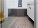 Mozaika Unicolor 2,5 × 2,5 cm (RAKO) probíhá celou koupelnou, by se to nezdá,...