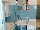 Pvodní koupelna - vana, karma i umyvadlo a také obkladaky slouily v koupeln...