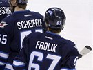 Michael Frolík (vpravo) se raduje se spoluhrái z Winnipegu z gólu v duelu se...