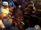V indonéské Surabáje lidé pohbili svou píbuznou, která zahynula pi pádu...