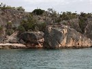 Plavba na plá Bahia de las Aguilas vede kolem skalnatého pobeí porostlého...
