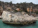 Plavba na plá Bahia de las Aguilas vede kolem skalnatého pobeí porostlého...
