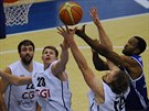 Ostravský basketbalista Corey Muirhead (vpravo) proti dínské pesile - zleva...