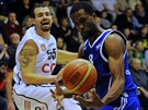 Ostravsk basketbalista Corey Muirhead (vpravo) se dostv k m, sleduje ho...