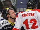 Vítkovický hokejista Tomá Pastor naráí do olomouckého Jana Knotka.