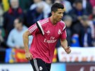 Cristiano Ronaldo z Realu Madrid se rozcviuje ped zápasem s Valencií.