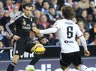 Gareth Bale (vlevo) z Realu Madrid v souboji s Lucasem Orbánem z Valencie.