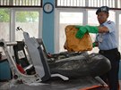 Písluník indonéského letectva ukazuje sedaky z airbusu spolenosti AirAsia,...