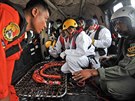 Indonétí záchranái pátrají po troskách letu QZ8501 s pomocí helikoptér (6....