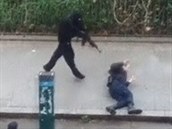 Maskovan tonci ped redakc asopisu Charlie Hebdo zastelili policistu....
