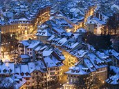 IDYLKA. Střechy historických domů ve švýcarském Bernu pokryla vrstva sněhu....