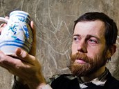 Hradeck� archeolog Radek Bl�ha se d�b�nkem z 18 . stolet� nalezen�m v roce 2014...