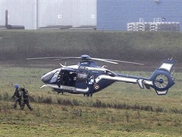 Helikoptry francouzskch bezpenostnch sloek ve mst Dammartin-en-Gole (9....