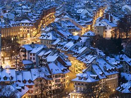 IDYLKA. Stechy historických dom ve výcarském Bernu pokryla vrstva snhu....