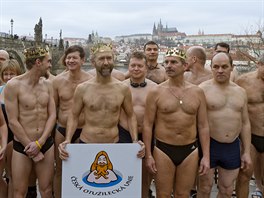 Tříkráloví otužilci při tradičním plavání ve Vltavě